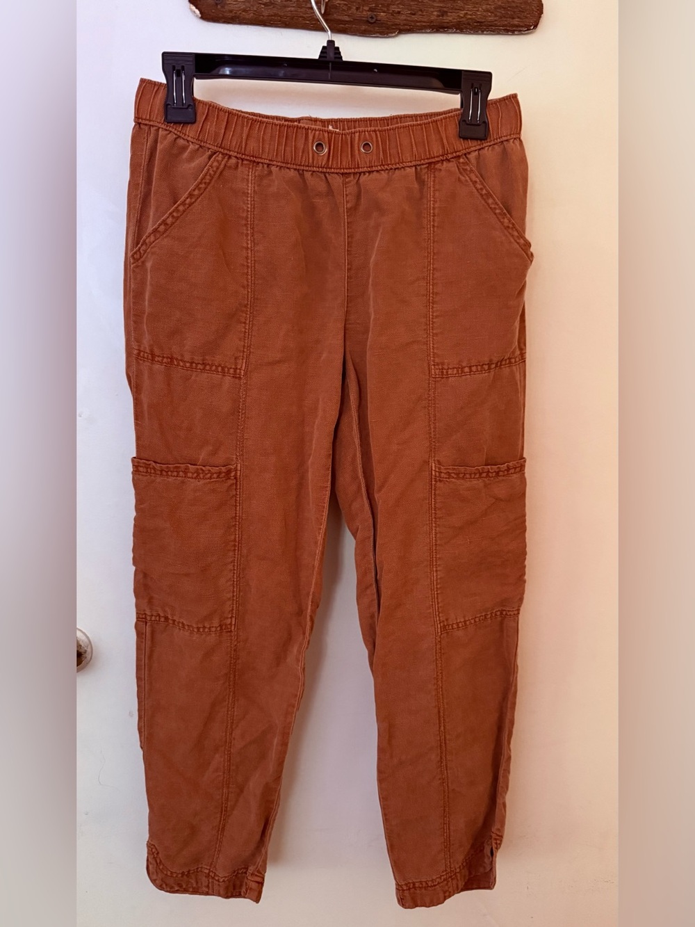 Women's Cropped Cargo Pants in Rust